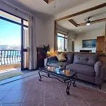 Dom wakacyjny Seafront 4-bed Townhouse With Breathtaking Views *