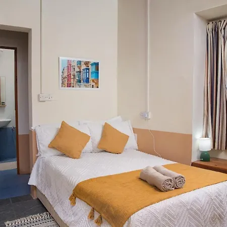 Feriehus Seafront 4-bed Townhouse With Breathtaking Views