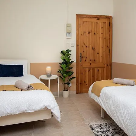 Seafront 4-Bedroom Townhouse With Panoramic Views *