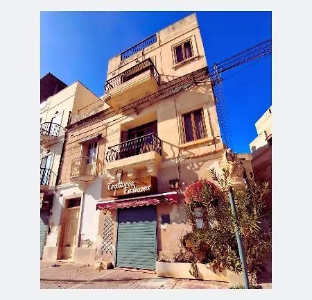 Seafront 4-Bedroom Townhouse With Panoramic Views *
