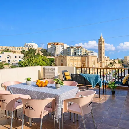 Seafront 4-Bedroom Townhouse With Panoramic Views *