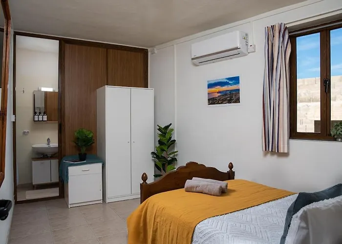 Seafront 4-bed Townhouse With Breathtaking Views * Iz-Zlielaq