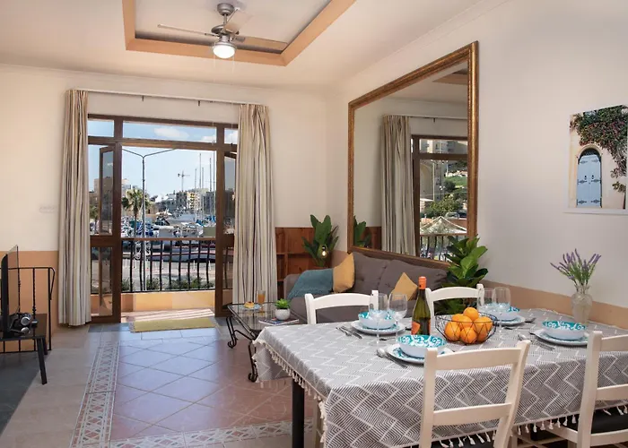 Seafront 4-bed Townhouse With Breathtaking Views Case de vacanță